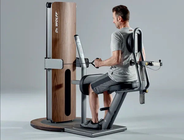 Trainierende Person auf EGYM Gerät