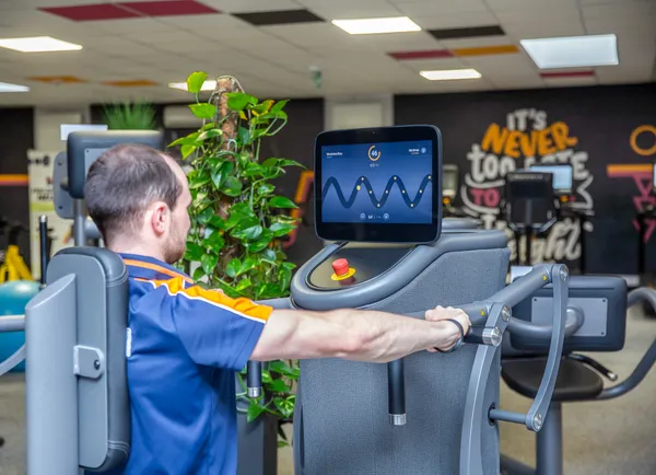 Trainierende Person auf EGYM Gerät